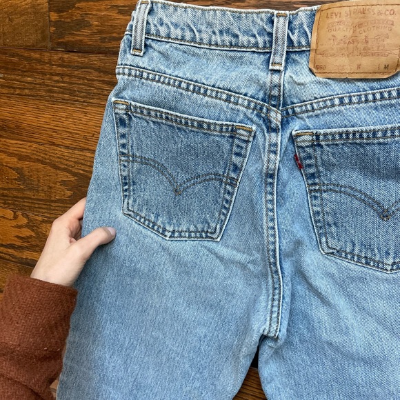 Levi’s size 26/27 size 4 medium wash vintage 550 Relaxed leg tapered jeans - Picture 10 of 10